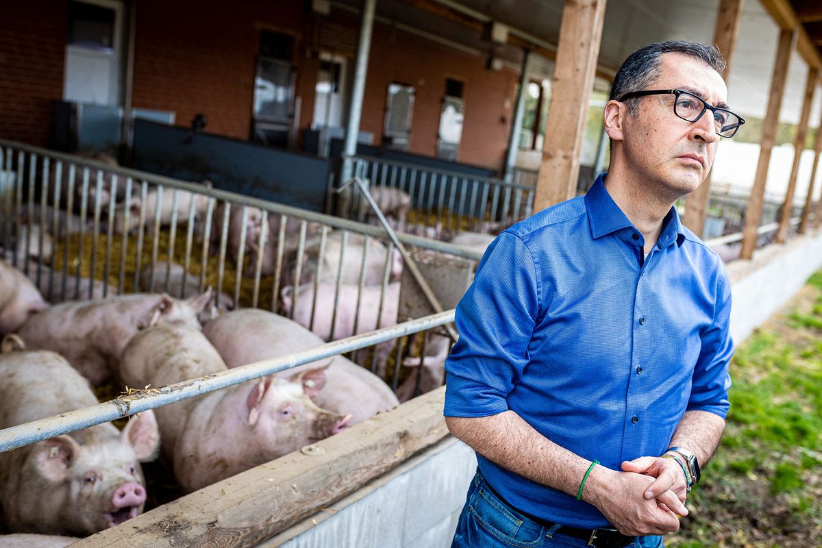 13 April 2022, Lower Saxony, Bergen: Cem ÷zdemir (B¸ndnis 90/Die Gr¸nen), Federal Minister of Food and Agriculture, talks to a farmer during his visit to a pig farm in the district of Celle. Photo: Moritz Frankenberg/dpa (Photo by Moritz Frankenberg / DPA / dpa Picture-Alliance via AFP)