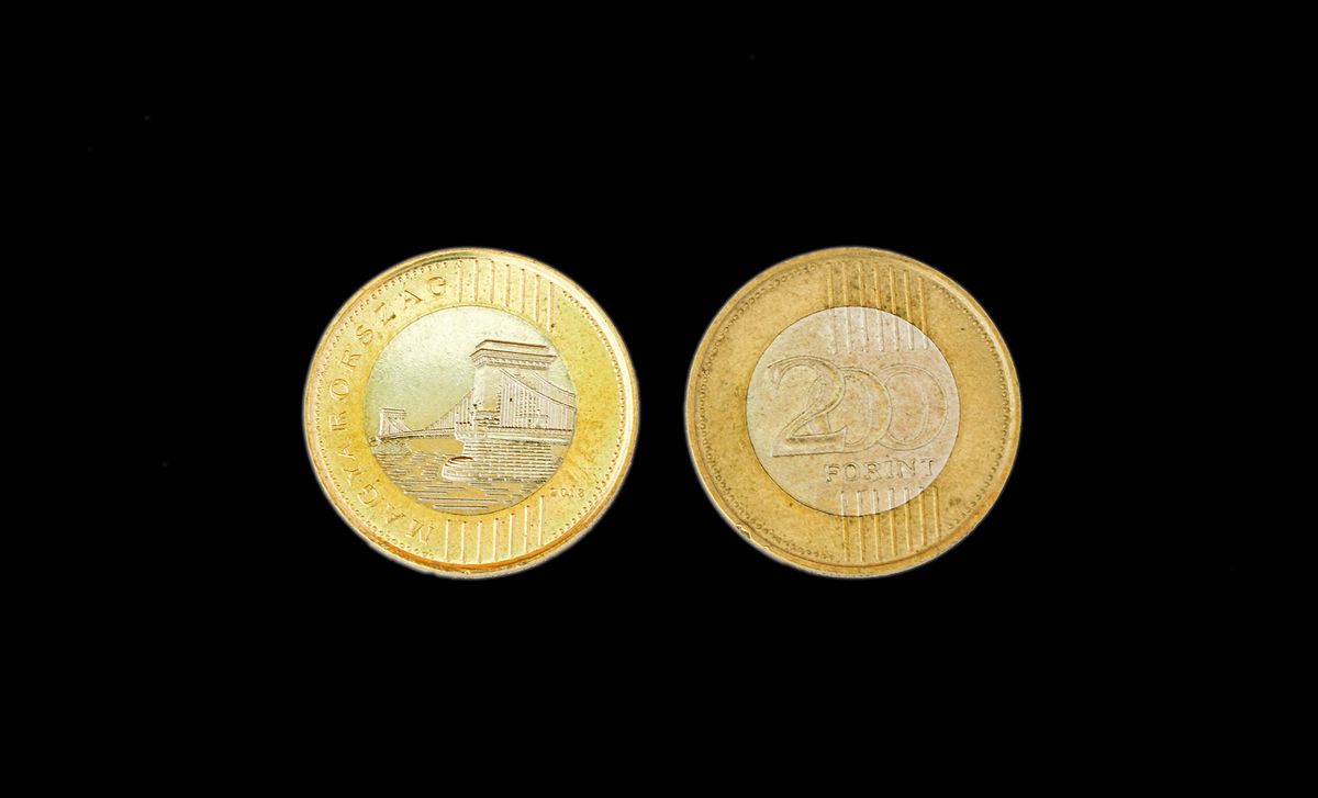 forint 400 felett árfolyam romlik gyengül 1007662212 front and back of a coin of 200 Hungarian forints on a black background