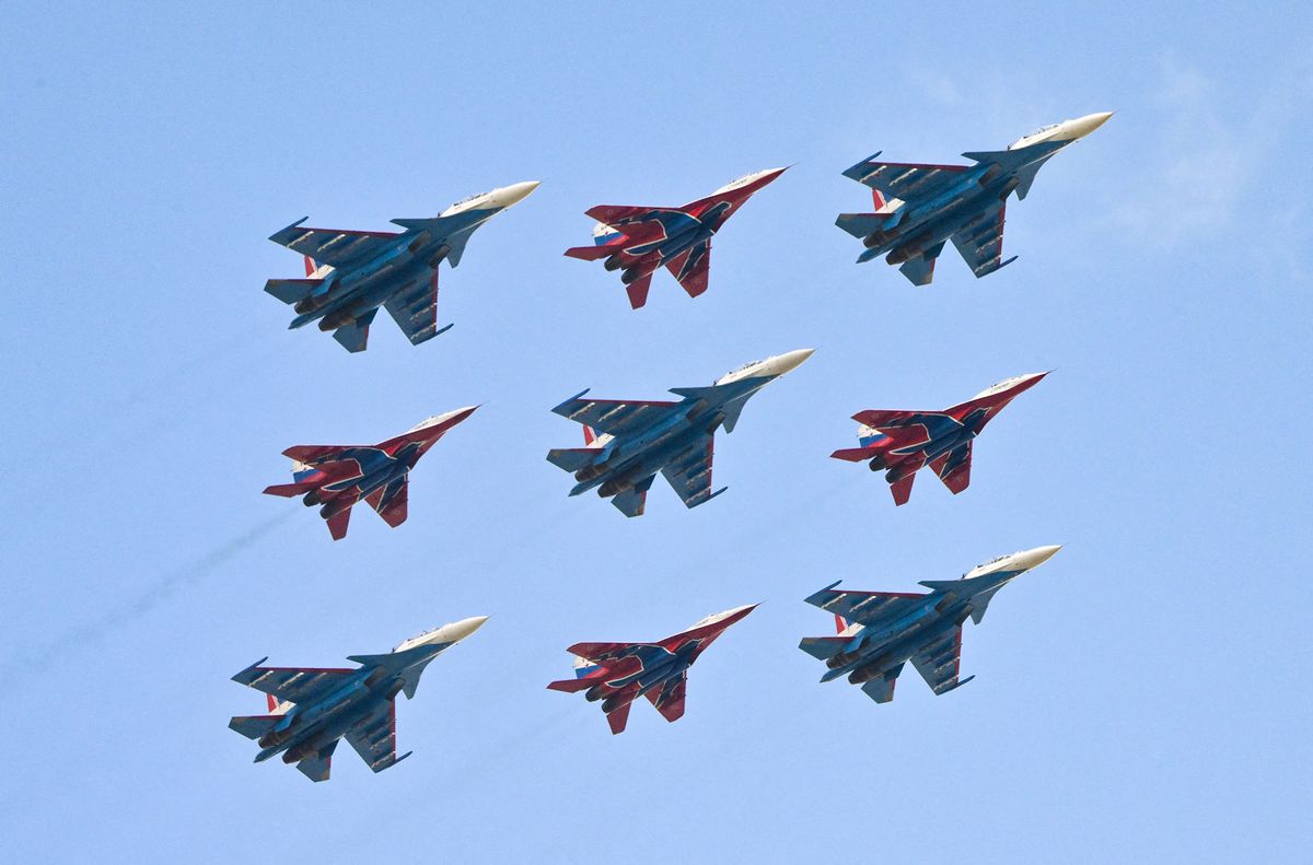 8183062 04.05.2022 Mikoyan MiG-29 fighter jets of the Strizhi (Swifts) aerobatic team and Sukhoi Su-30SM air-superiority fighter jets of the Russkiye Vityazi (Russian Knights) aerobatic team fly during a rehearsal for the Victory Day parade, which marks the 77th anniversary of the victory over Nazi Germany in World War Two, in Moscow, Russia. Ilya Pitalev / Sputnik (Photo by Ilya Pitalev / Sputnik / Sputnik via AFP)