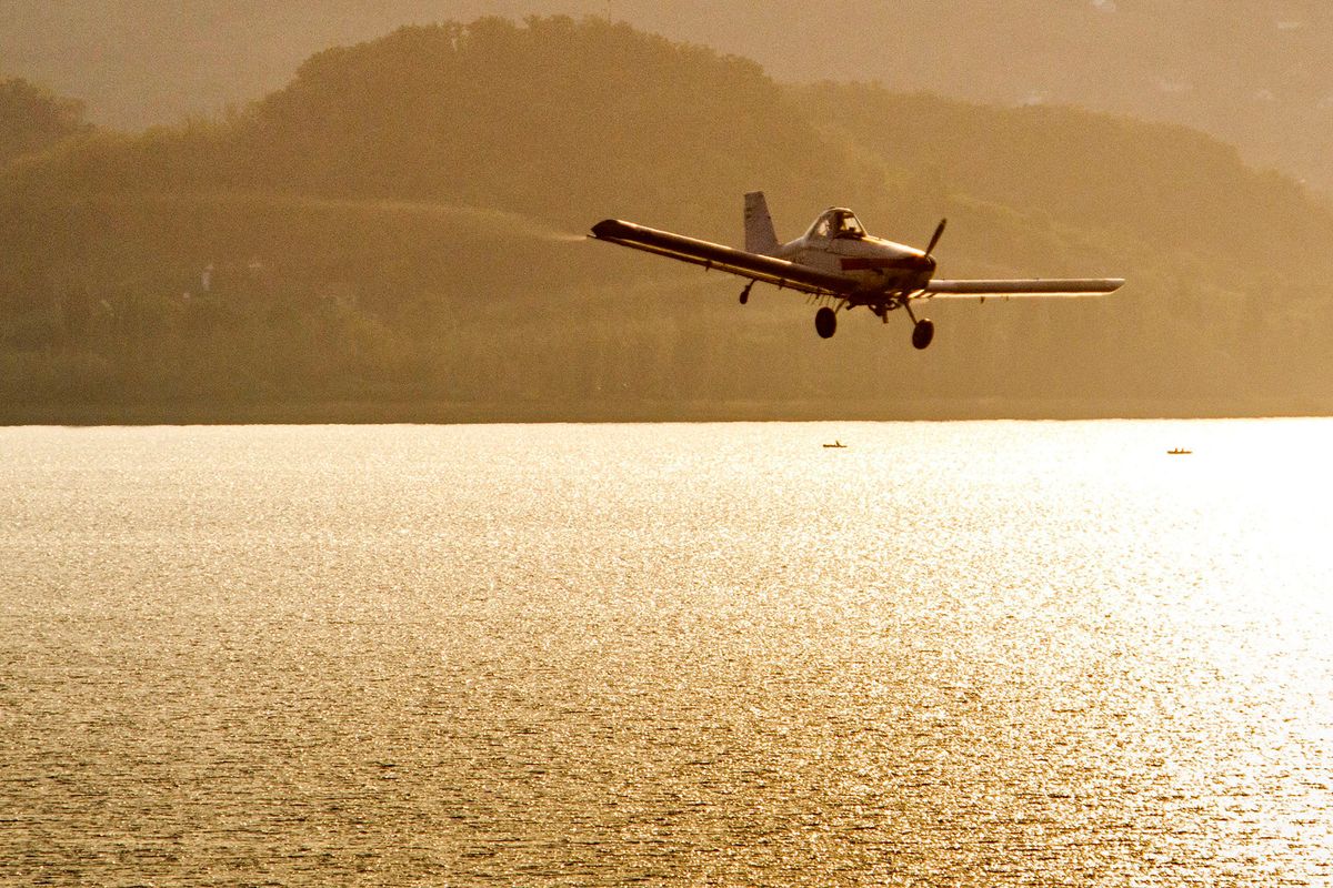 Balatongyörök, 2015. május 8. Szúnyogirtót permetez egy Piper Pa-25-235 Pawnee típusú repülőgép Balatongyörök felett 2015. május 8-án. A méhekre nem veszélyes biológiai gyérítést mintegy 1200 hektáron végzik. MTI Fotó: Varga György