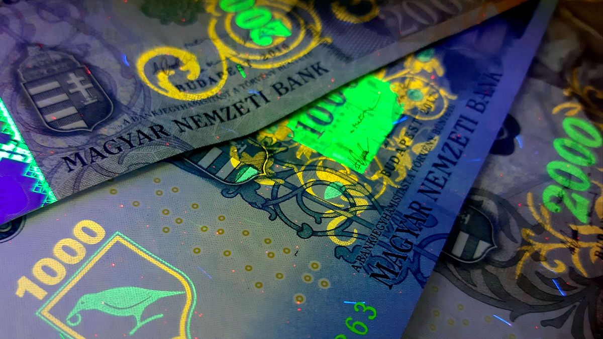 infláció 1296515236 Hungarian forint banknotes in UV light