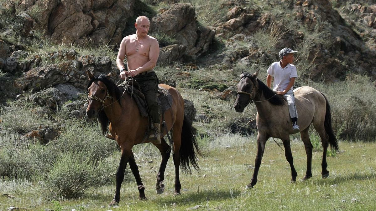 Russian Prime Minister Vladimir Putin rides a horse during his vacation outside the town of Kyzyl in Southern Siberia on August 3, 2009.    AFP PHOTO / RIA-NOVOSTI / ALEXEY DRUZHININ (Photo by Alexsey Druginyn / RIA NOVOSTI / AFP)
