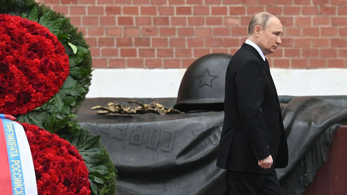 8221552 22.06.2022 Russian President Vladimir Putin attends a wreath laying ceremony held on the Remembrance and Sorrow Day to mark the 81st anniversary of the Nazi German invasion into Soviet Union, at the Tomb of the Unknown Soldier by the Kremlin wall in Moscow, Russia. Sergey Guneev / Sputnik (Photo by Sergey Guneev / Sputnik / Sputnik via AFP)