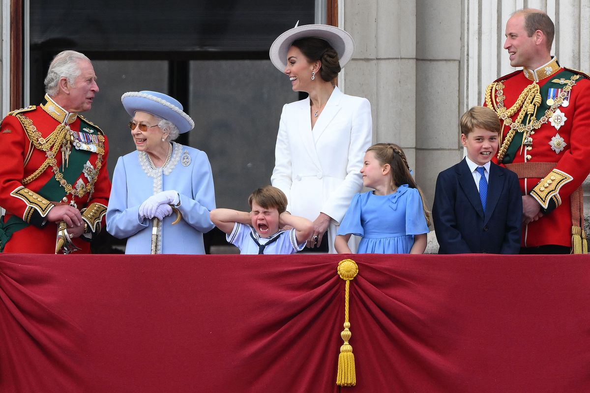 Britain's Prince Louis of Cambridge (C) holds his ears as he stands next to Britain's Queen Elizabeth II (2L) and Britain's Prince Charles, Prince of Wales (L), Britain's Catherine, Duchess of Cambridge, (C) Britain's Princess Charlotte of Cambridge (3R), Britain's Prince George of Cambridge (2R0 and Britain's Prince William, Duke of Cambridge, to watch a special flypast from Buckingham Palace balcony following the Queen's Birthday Parade, the Trooping the Colour, as part of Queen Elizabeth II's platinum jubilee celebrations, in London on June 2, 2022. - Huge crowds converged on central London in bright sunshine on Thursday for the start of four days of public events to mark Queen Elizabeth II's historic Platinum Jubilee, in what could be the last major public event of her long reign. (Photo by Daniel LEAL / AFP)