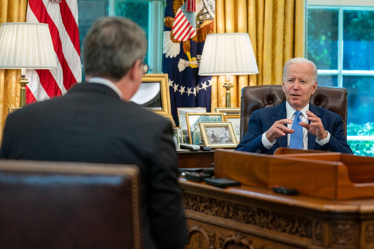 Washington, 2022. június 17. Joe Biden amerikai elnök interjút ad az Associated Press amerikai hírügynökségnek a washingtoni Fehér Ház Ovális irodájában 2022. június 16-án. MTI/AP/Evan Vucci