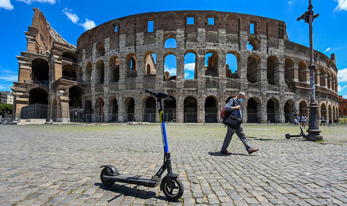 (FILES) This file photo taken on June 22, 2020 shows shared electric scooters parked in front of the Coliseum monument in Rome. - The number of crashes and near-misses involving the two-wheelers has prompted Rome authorities to impose some order on a rental market that began two years ago, and is booming. (Photo by Vincenzo PINTO / AFP)