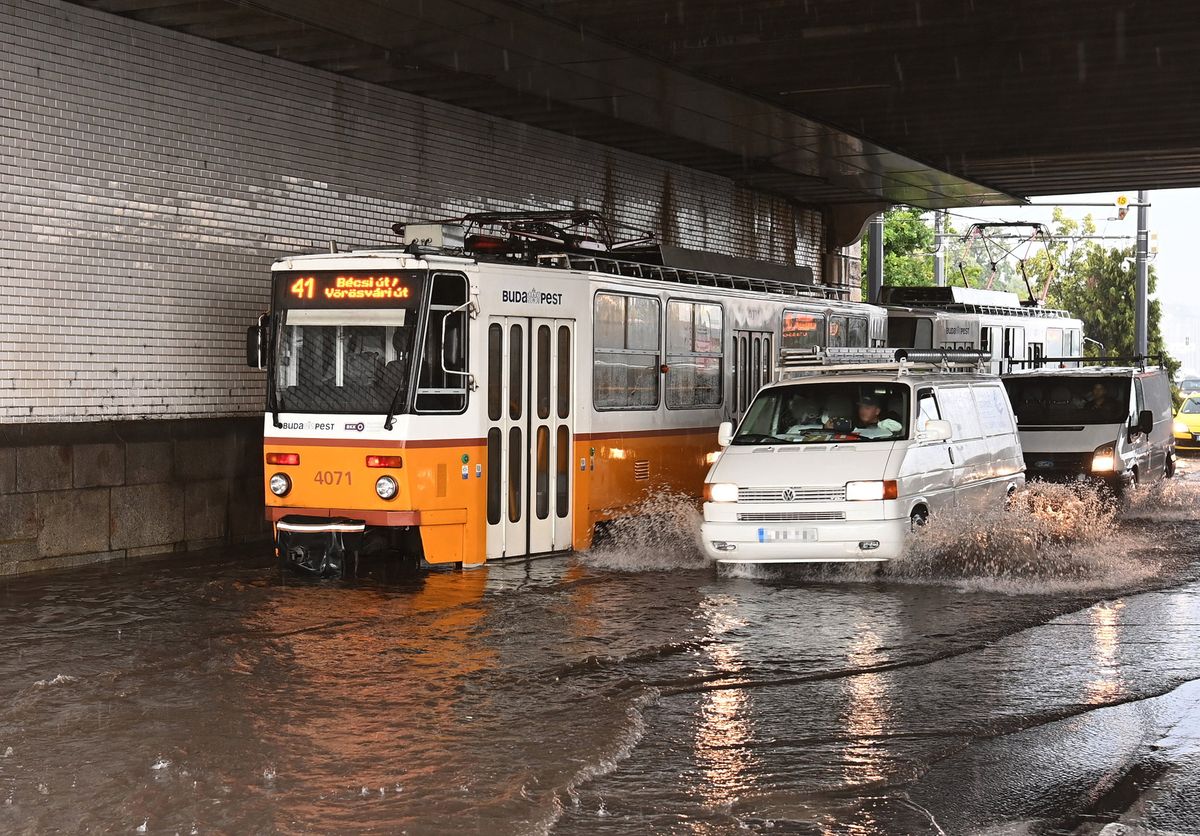 Budapest, 2022. június 9.Járművek haladnak a zivatar miatt felgyűlt vízben a Margit híd alatt, a budai oldalon 2022. június 9-én.MTI/Máthé Zoltán