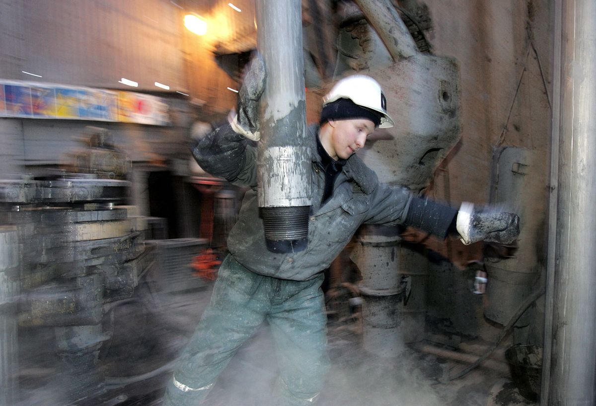 A worker changes pipes in the former Yukos and current Rosneft oil company drill platform in Priobskoye, western Siberia, 22 March 2005. Russian authorities stripped what was once Russia's biggest oil company of its main asset after imposing more than 27 billion dollars in back taxes. Analysts saw the campaign against Yukos, which has unnerved investors and provoked capital flight, as a Kremlin vendetta against founder Mikhail Khodorkovsky, who financed opposition parties and clashed with the state over its control of lucrative export pipelines.  AFP PHOTO / TATYANA MAKEYEVA (Photo by TATYANA MAKEYEVA / AFP)