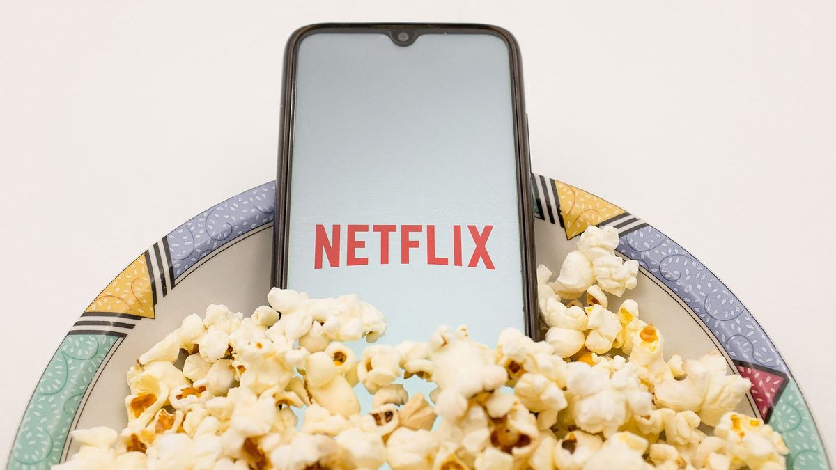 In this photo illustration Netflix logo seen displayed on a smartphone screen on a bowl of popcorn in Chania, Crete Island, Greece on April 23, 2022.  (Photo by Nikolas Kokovlis/NurPhoto) (Photo by Nikolas Kokovlis / NurPhoto / NurPhoto via AFP)