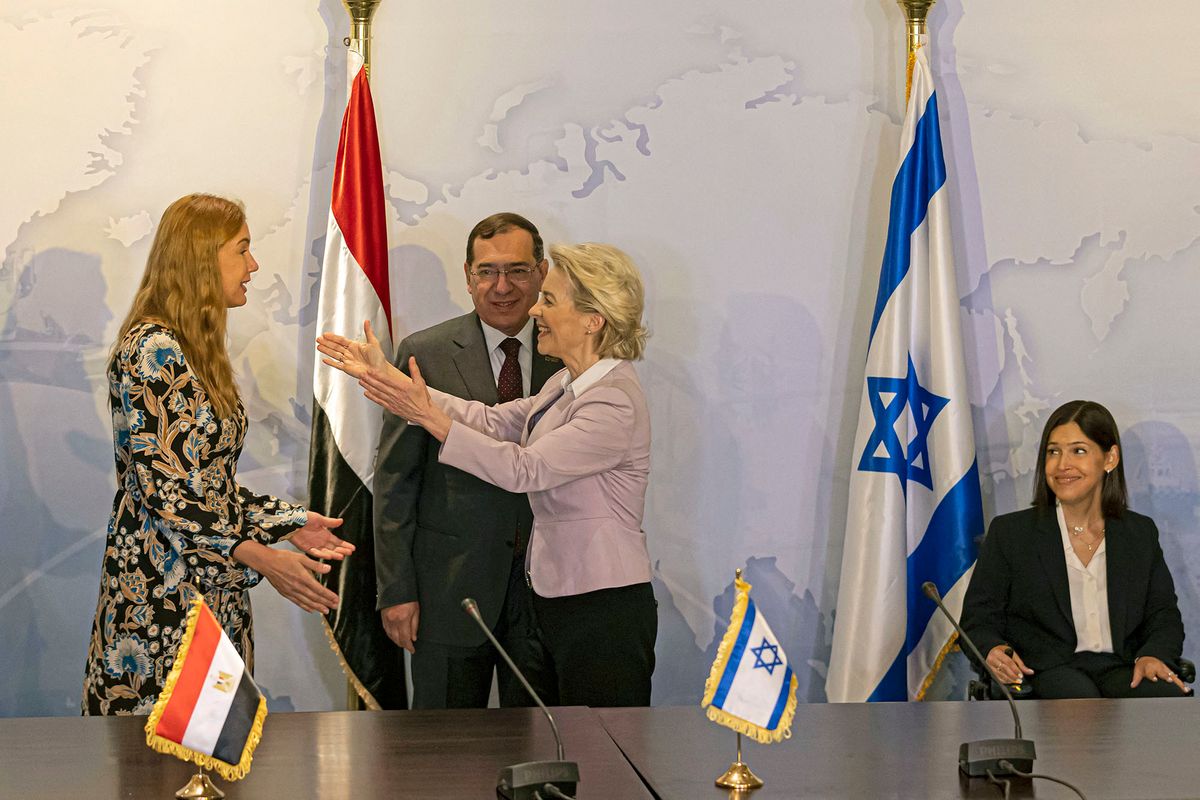 European Commission President Ursula von der Leyen (C), EU Commissioner for Energy Kadri Simson (L), Egyptian Minister of Petroleum Tarek el-Molla(C-Back), and Israeli Minister of Energy Karine Elharrar react after signing a trilateral natural gas deal during the ministerial meeting of the East Mediterranean Gas Forum (EMGF) in Cairo on June 15, 2022. - The European Union wants to strengthen its energy cooperation with Israel in light of Russia's use of gas supplies to "blackmail" its members over the Ukraine conflict, the European Commission chief said. (Photo by Khaled DESOUKI / AFP)