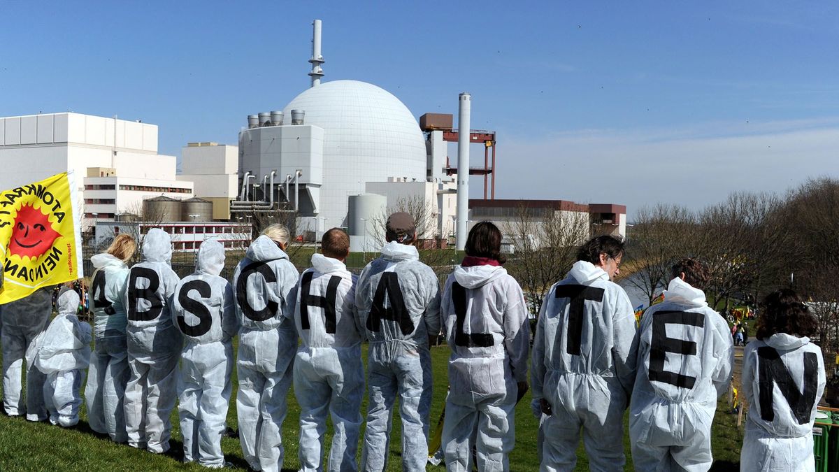 Protesters wearing suits with the lettering reading "Turn Off" (Abschalten) stand in front of the nuclear power plant in Brokdorf, northern Germany, on April 21, 2013. The protestants gathered to commemorate the Chernobyl nuclear disaster 27 years ago. AFP PHOTO / CARSTEN REHDER    GERMANY OUT (Photo by CARSTEN REHDER / DPA / AFP)