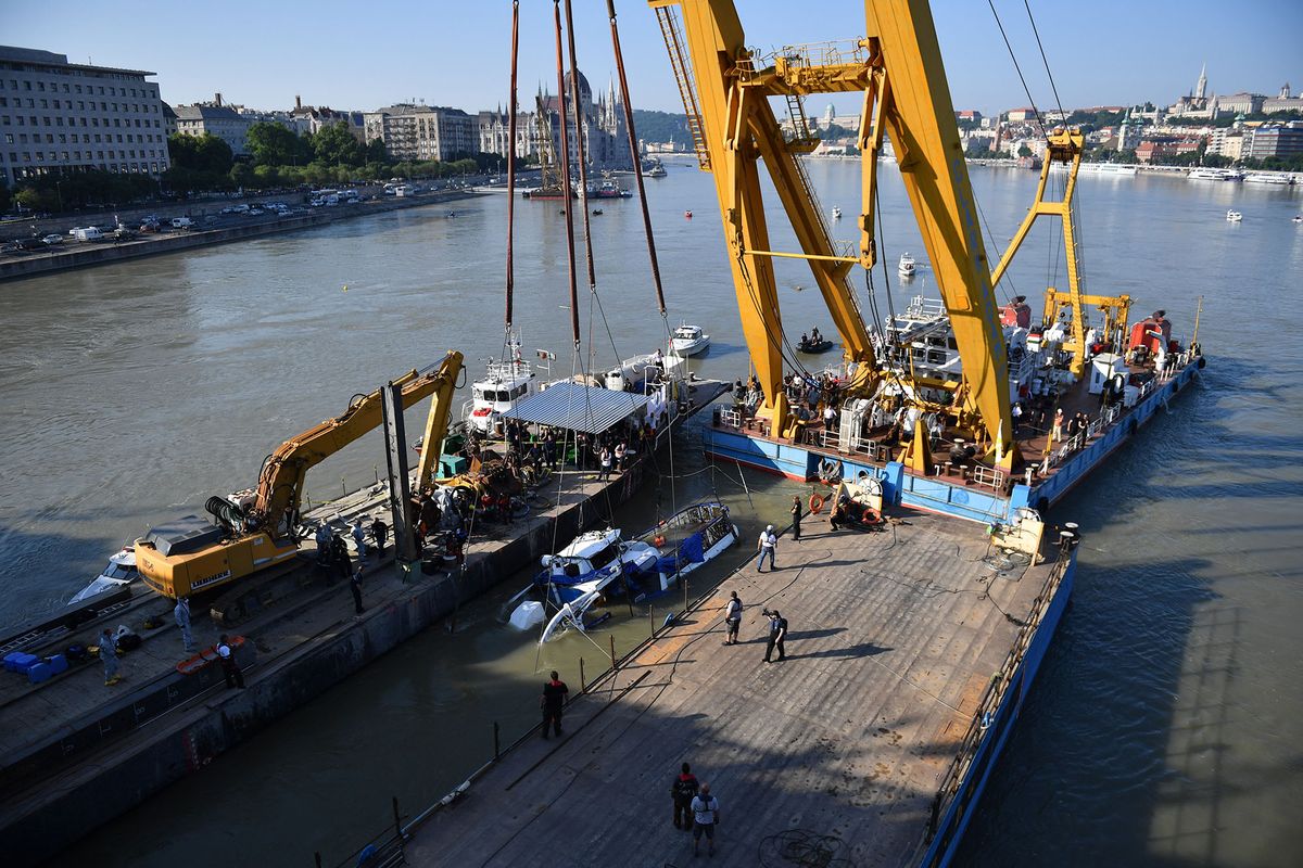 Budapest, 2019. június 11.A balesetben elsüllyedt Hableány turistahajó roncsa, miután a Clark Ádám úszódaru kiemelte a Dunából a Margit hídnál 2019. június 11-én. A Hableány május 29-én süllyedt el a Margit hídnál, miután összeütközött a Viking Sigyn szállodahajóval. A fedélzeten 35-en utaztak, 33 dél-koreai állampolgár és a kéttagú magyar személyzet. Hét embert sikerült kimenteni, hét dél-koreai állampolgár holttestét pedig még aznap megtalálták. Azóta további tizenhárom áldozat, köztük a Hableány matrózának holttestét találták meg és azonosították.MTI/Mónus Márton