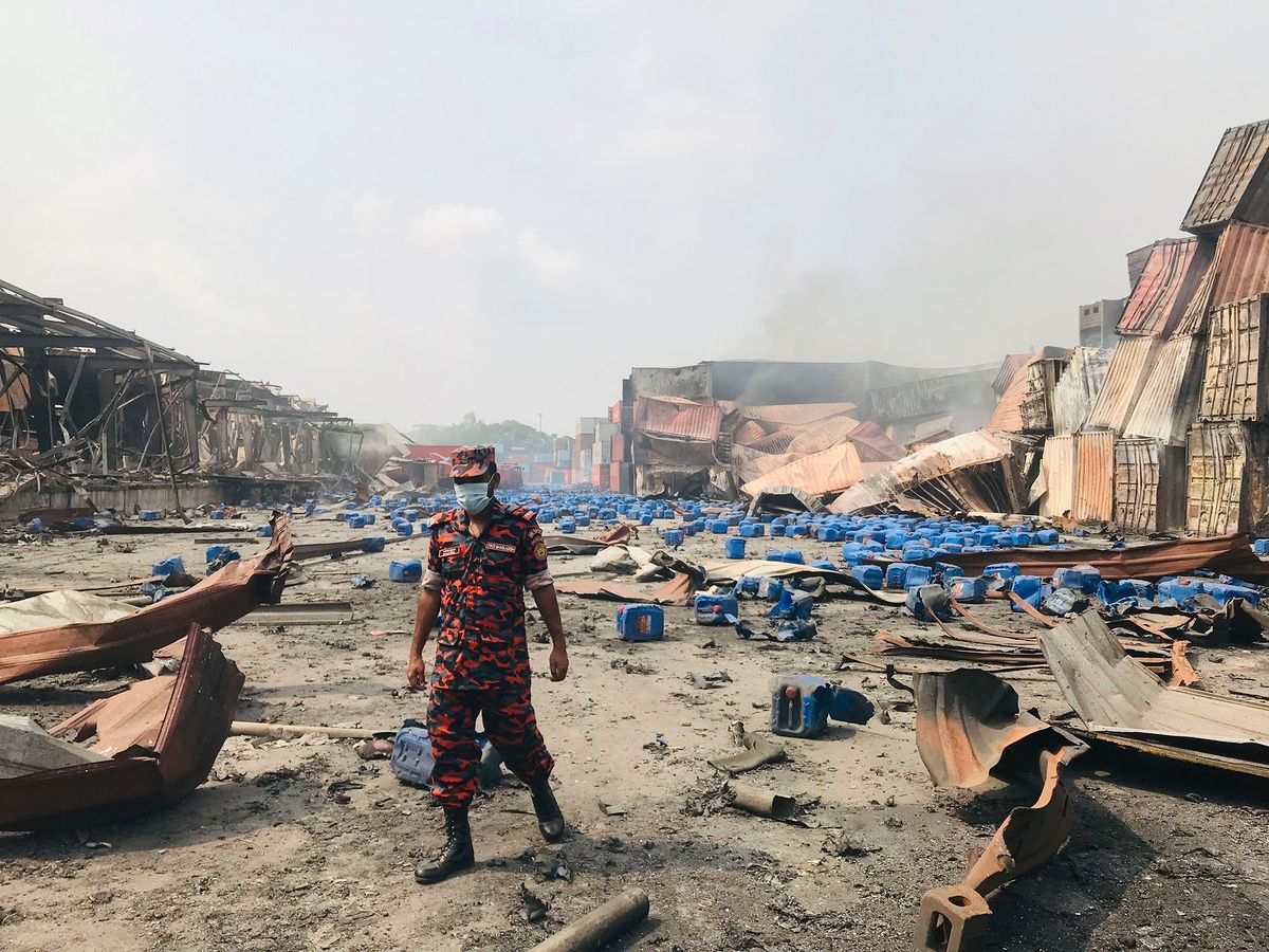 Szitakunda, 2022. június 7.Tűzoltó a délkelet-bangladesi Csittagong kikötővárostól negyven kilométerre fekvő Szitakundában történt raktártűz helyszínén 2022. június 7-én. A hidrogén-peroxidot tároló raktárban június 4-én este keletkezett tűzben és az általa kiváltott robbanásban legalább 49 ember életét vesztette, mintegy háromszáz megsérült.MTI/AP