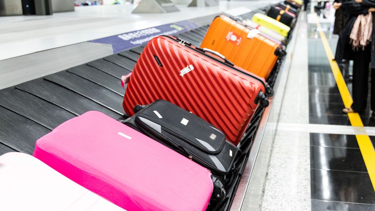 utasbiztosítás bőrönd csomag elveszett sérült Baggage luggage on conveyor carousel belt at airport arrival for reclaim