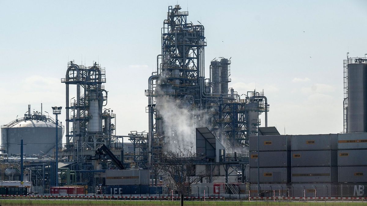 Picture taken on March 27, 2022 shows a general view of the largest Austrian refinery OMV at Schwechat near Vienna, Austria. - The Schwechat refinery is among Europeís largest inland refineries for mineral oil products. (Photo by JOE KLAMAR / AFP)