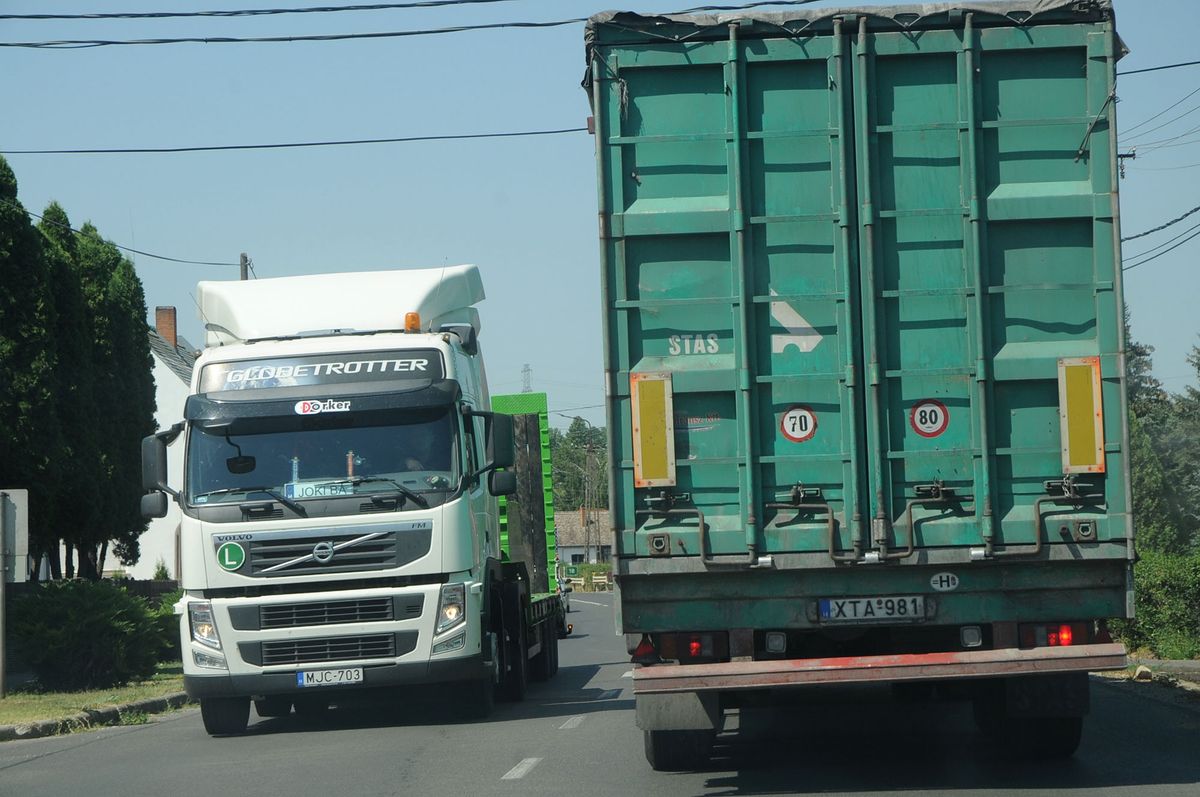 Pécs Laufer László Hungary KOZ Kamionok Szederkényben Megnövekedett a teherforgalom az alsóbb rendű utakon kamion forgalom település teherforgalom DN20130804 