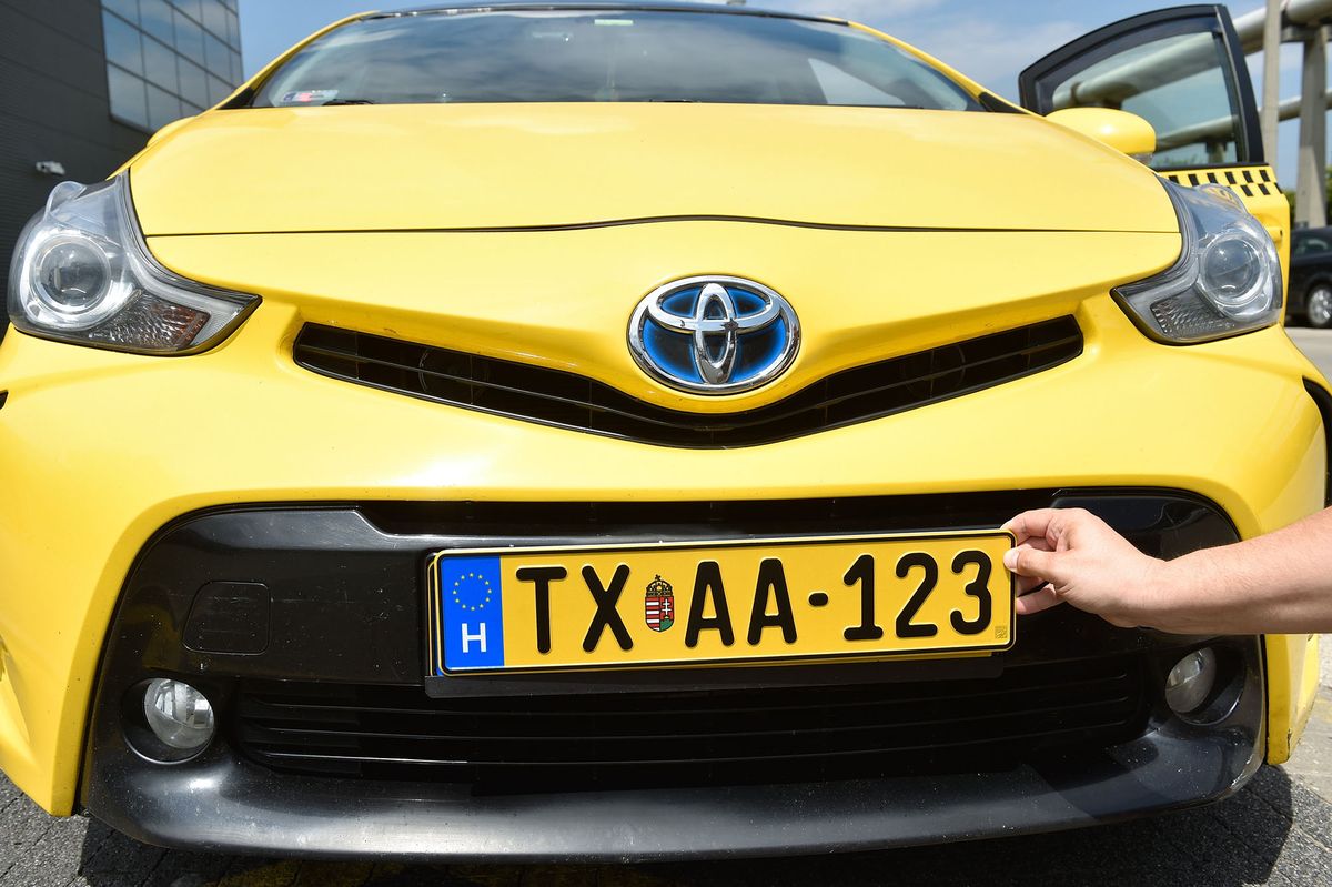 Budapest, 2022. június 9.A 2022. július 1-től újonnan forgalomba kerülő taxik rendszámtáblájának mintája a 2022. június 8-án készült fotón. Négy betűből és három számból álló rendszámtáblákat vezetnek be a nyár közepétől, mert a jelenlegi karakterkészlet adta lehetőség a vége felé közeledik.MTI/Demecs Zsolt