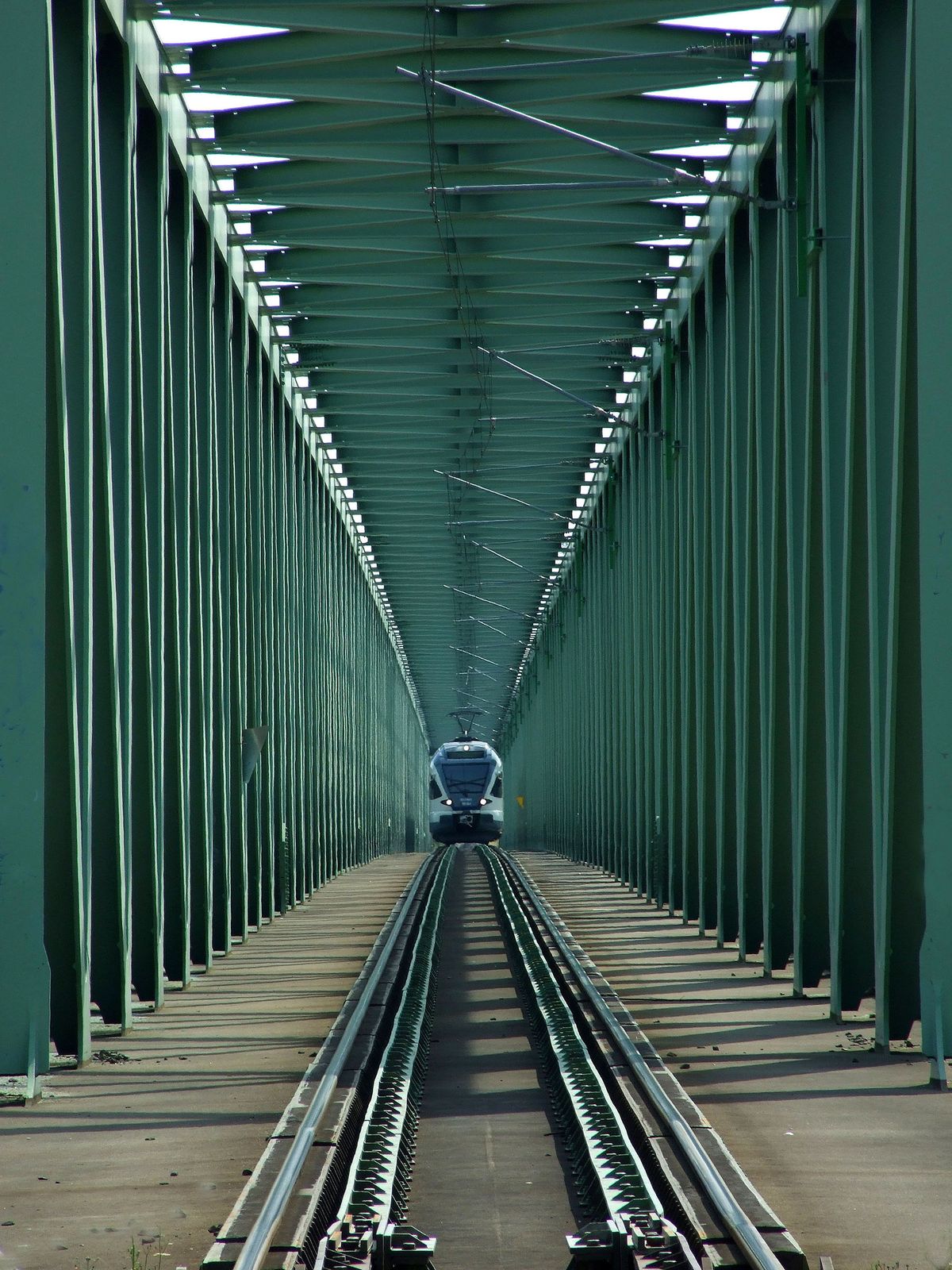A MÁV Csoport egyik modern Stadler Flirt elektromos meghajtású vonata Esztergom felé tart az Újpesti vasúti hídon át a nemrég felújított és villamosított pályáján.
MTVA/Bizományosi: Jászai Csaba 
***************************
Kedves Felhasználó!
Ez a fotó nem a Duna Médiaszolgáltató Zrt./MTI által készített és kiadott fényképfelvétel, így harmadik személy által támasztott bárminemű – különösen szerzői jogi, szomszédos jogi és személyiségi jogi – igényért a fotó szerzője/jogutódja közvetlenül maga áll helyt, az MTVA felelőssége e körben kizárt.