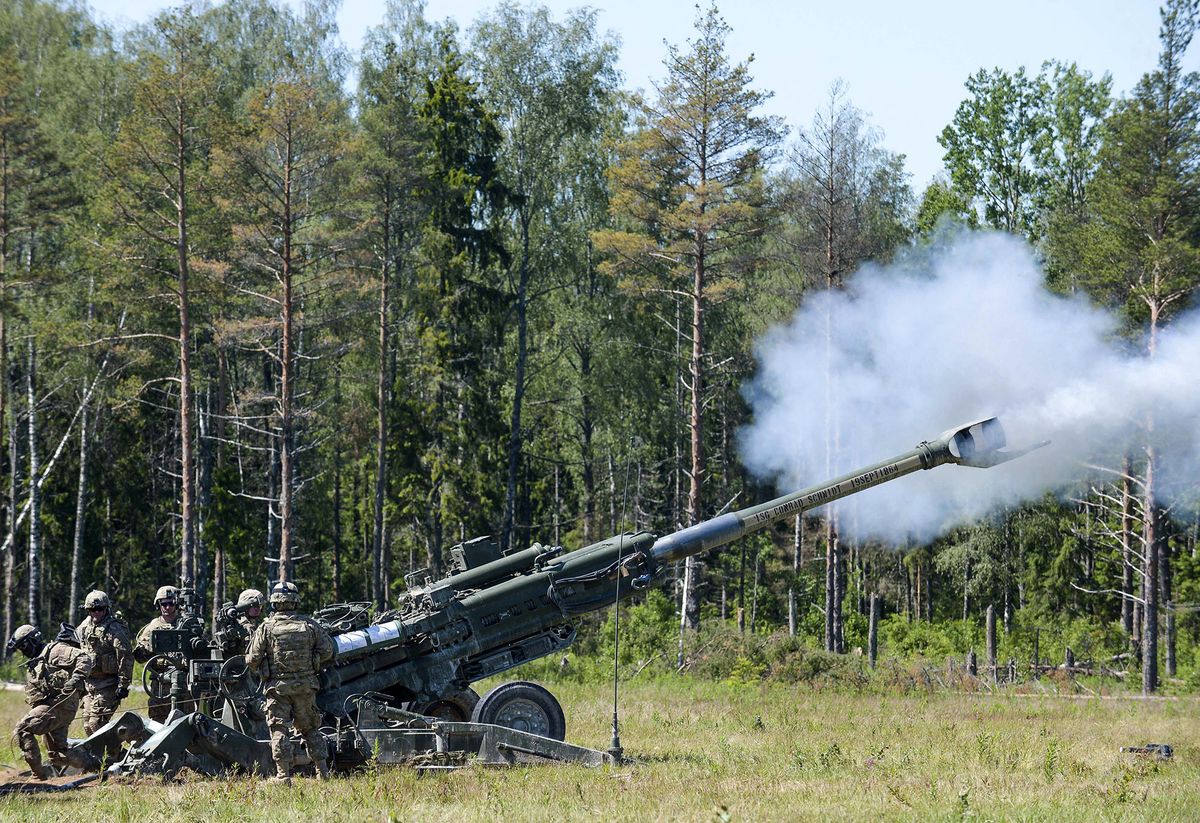 2877492 06/20/2016 M777 155mm howitzer during the international Saber Strike-2016 military exercise in Estonia at the central polygon of the Estonian Defense Forces in Tapa. Sergey Stepanov/Sputnik (Photo by Sergey Stepanov / Sputnik / Sputnik via AFP)