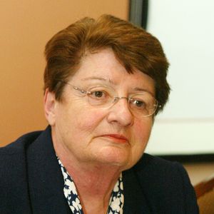 Anne O. Krueger, a Világbank volt vezető közgazdásza, az IMF volt első vezérigazgató-helyettese, a Johns Hopkins University közgazdászprofesszora