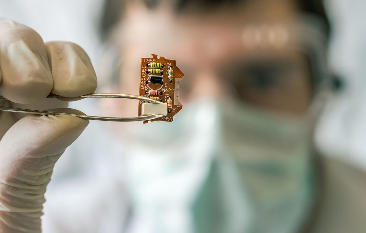 kutatás-fejlesztési támogatások Scientist develops electronic circuit