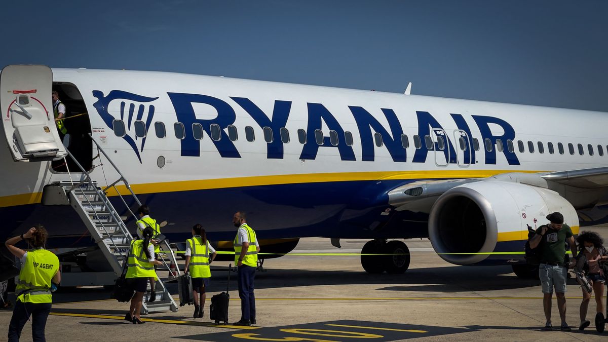 Ryanir FR4717 Lands In Brindisi, Italy