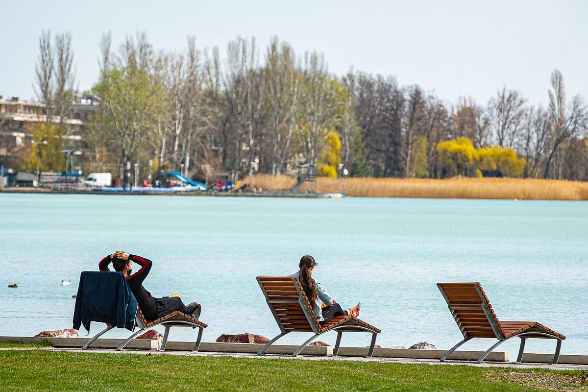 2021.04.03. Balatonfüred Illusztráció Húsvéti forgalom, nézelődők, turizmus, pihenők a Balaton parton Fotó: Balogh Ákos BA Veszprém Megyei Napló