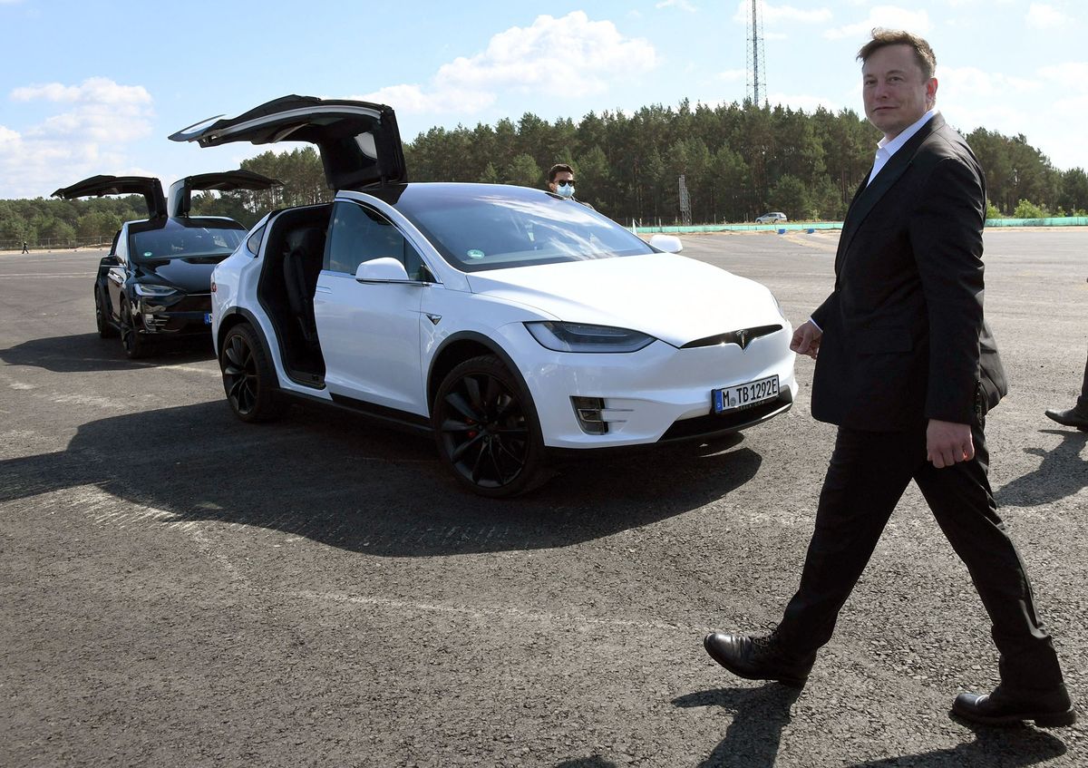 03 September 2020, Brandenburg, Grünheide: Elon Musk, Tesla boss, runs to a Tesla at the Tesla Gigafactory construction site. In Grünheide near Berlin, a maximum of 500,000 vehicles per year are to roll off the assembly line starting in July 2021. According to the car manufacturer's plans, the maximum should be reached as soon as possible. Photo: Julian Stähle/dpa-Zentralbild/dpa
Julian Stähle / dpa-Zentralbild / dpa Picture-Alliance via AFP