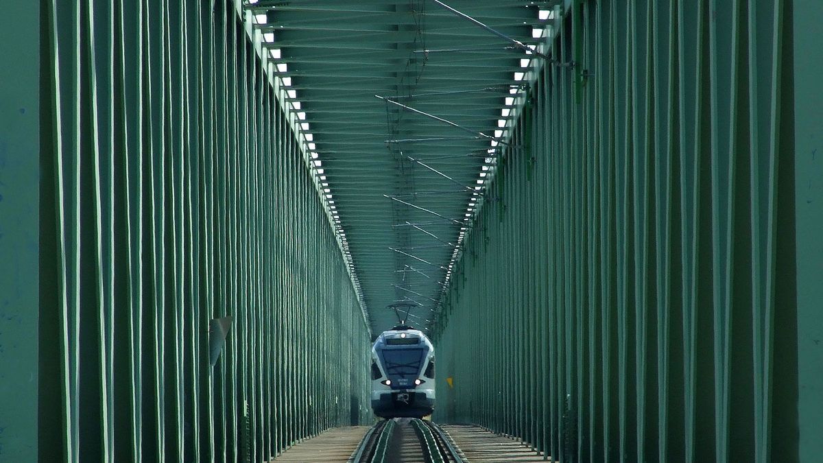 A MÁV Csoport egyik modern Stadler Flirt elektromos meghajtású vonata Esztergom felé tart az Újpesti vasúti hídon át a nemrég felújított és villamosított pályáján.
MTVA/Bizományosi: Jászai Csaba 
***************************
Kedves Felhasználó!
Ez a fotó nem a Duna Médiaszolgáltató Zrt./MTI által készített és kiadott fényképfelvétel, így harmadik személy által támasztott bárminemű – különösen szerzői jogi, szomszédos jogi és személyiségi jogi – igényért a fotó szerzője/jogutódja közvetlenül maga áll helyt, az MTVA felelőssége e körben kizárt.