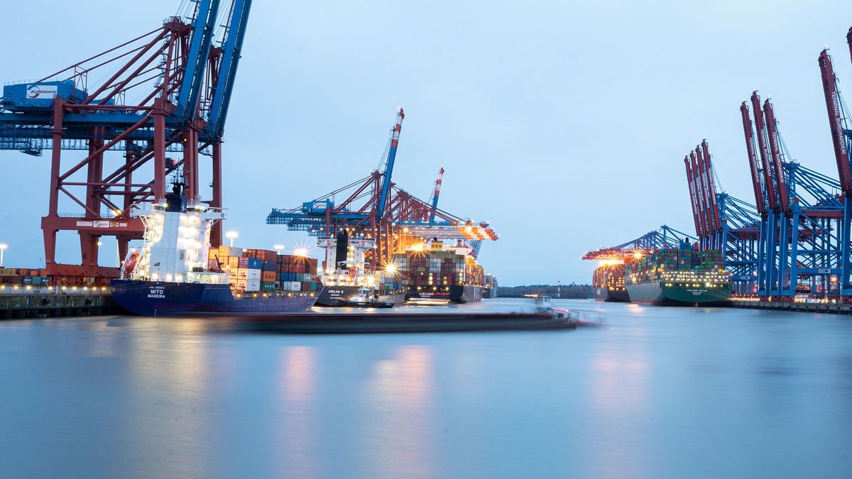 01 April 2022, Hamburg: Container ships are moored at the Eurogate (l) and Burchardkai (r) container terminals in the Port of Hamburg. Photo: Daniel Reinhardt/dpa (Photo by DANIEL REINHARDT / DPA / dpa Picture-Alliance via AFP)