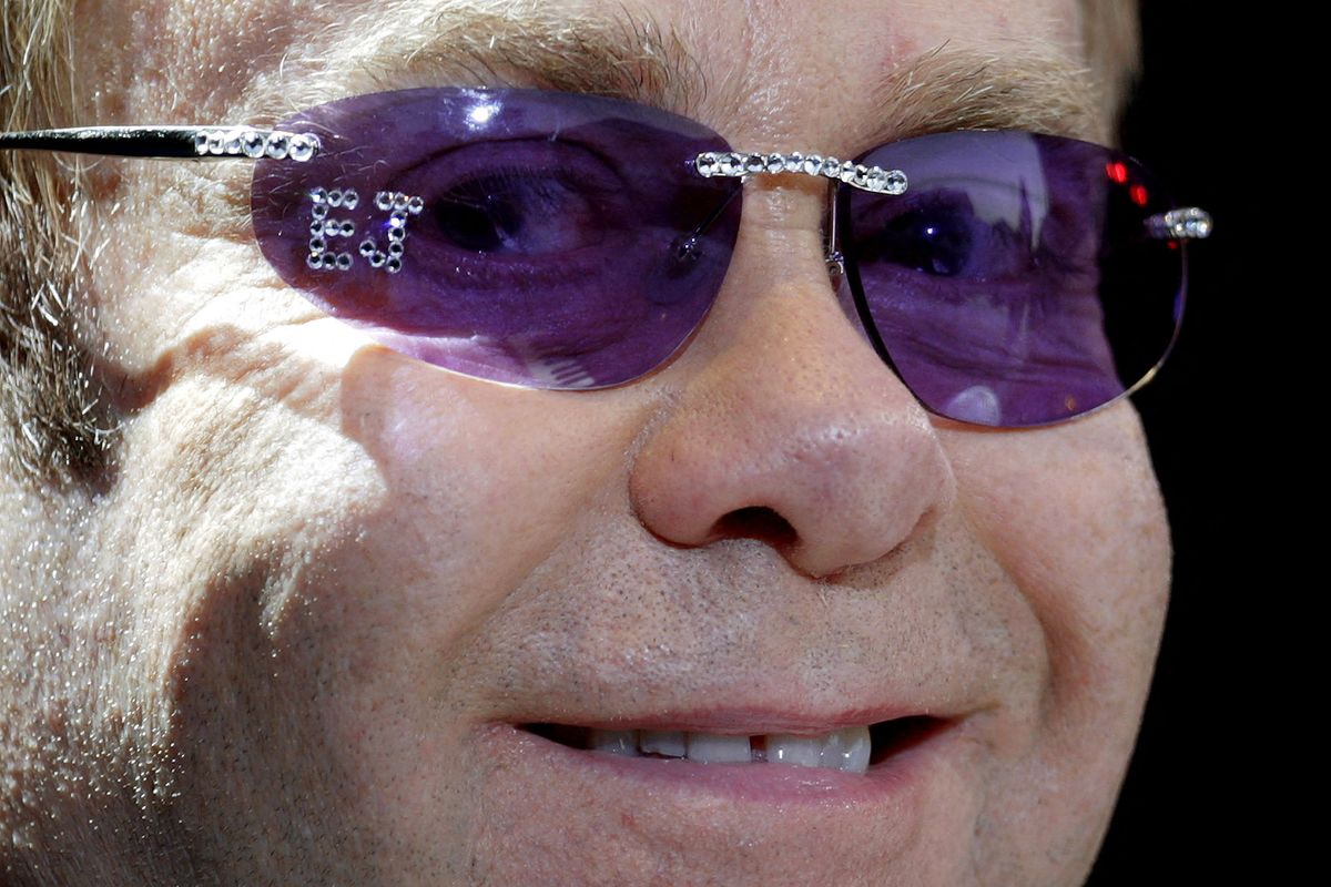 British singer and pianist Sir Elton John smiles while performing 08 September 2007 during his concert in Vevey. Some 18 000 spectators attend the concert. (Photo by FABRICE COFFRINI / AFP)