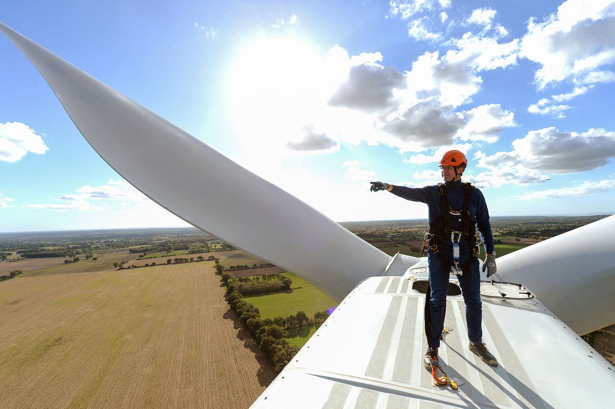 France's Europe Ecology ñ The Greens Europe Ecologie Les Verts (EELV) party's candidate for the 2022 presidential election Yannick Jadot visits the wind farm in Saint-Pere en Retz, western France, on October 22, 2021. (Photo by JEAN-FRANCOIS MONIER / POOL / AFP)