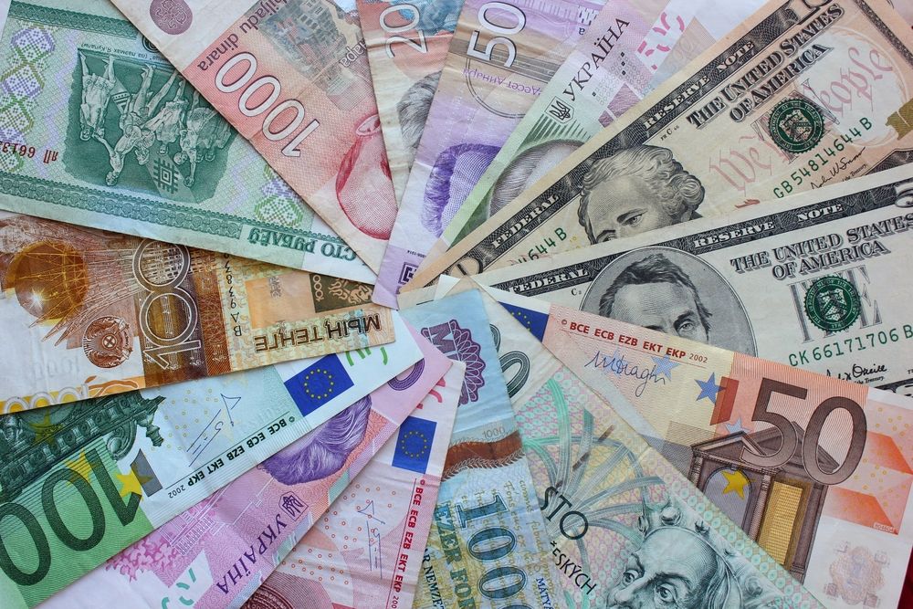 International Banknotes nemzetközi pénz bankjegy valuta forint euró dollár árfolyam