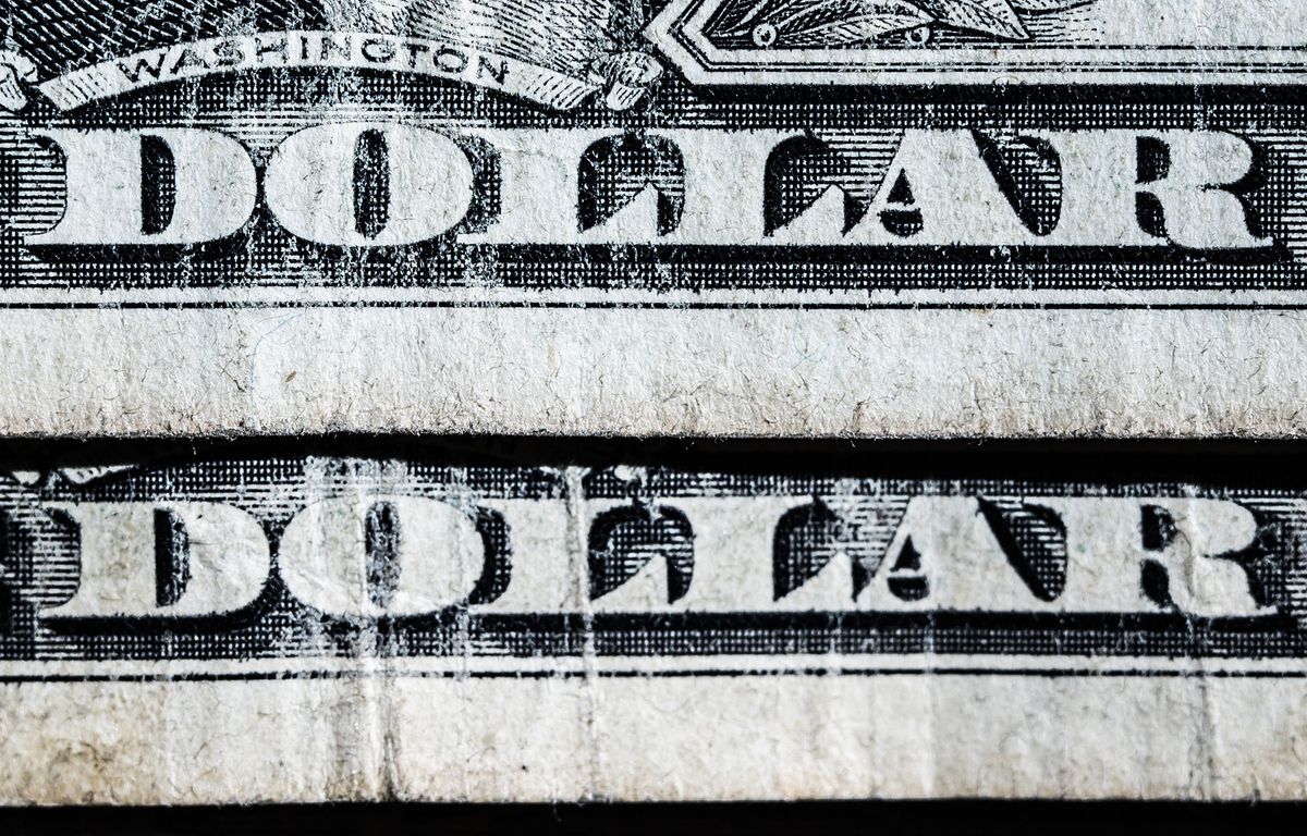 15 June 2022, Baden-Wuerttemberg, Rottweil: US dollar bills lie on a table in an office. Today, the U.S. Federal Reserve announces the key interest rates. Photo: Silas Stein/dpa (Photo by Silas Stein / DPA / dpa Picture-Alliance via AFP)