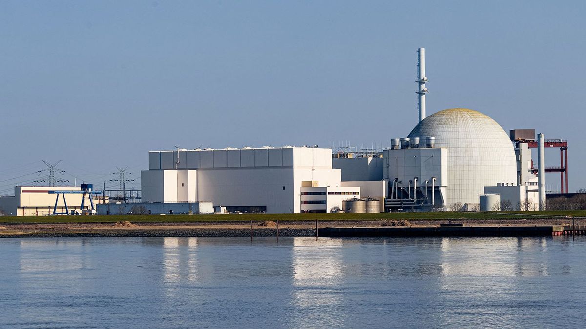 25 March 2022, Schleswig-Holstein, Brokdorf: View from the Elbe River of the Brokdorf nuclear power plant, which will be shut down on December 31, 2021, as a result of the nuclear phase-out. Photo: Markus Scholz/dpa (Photo by MARKUS SCHOLZ / DPA / dpa Picture-Alliance via AFP)