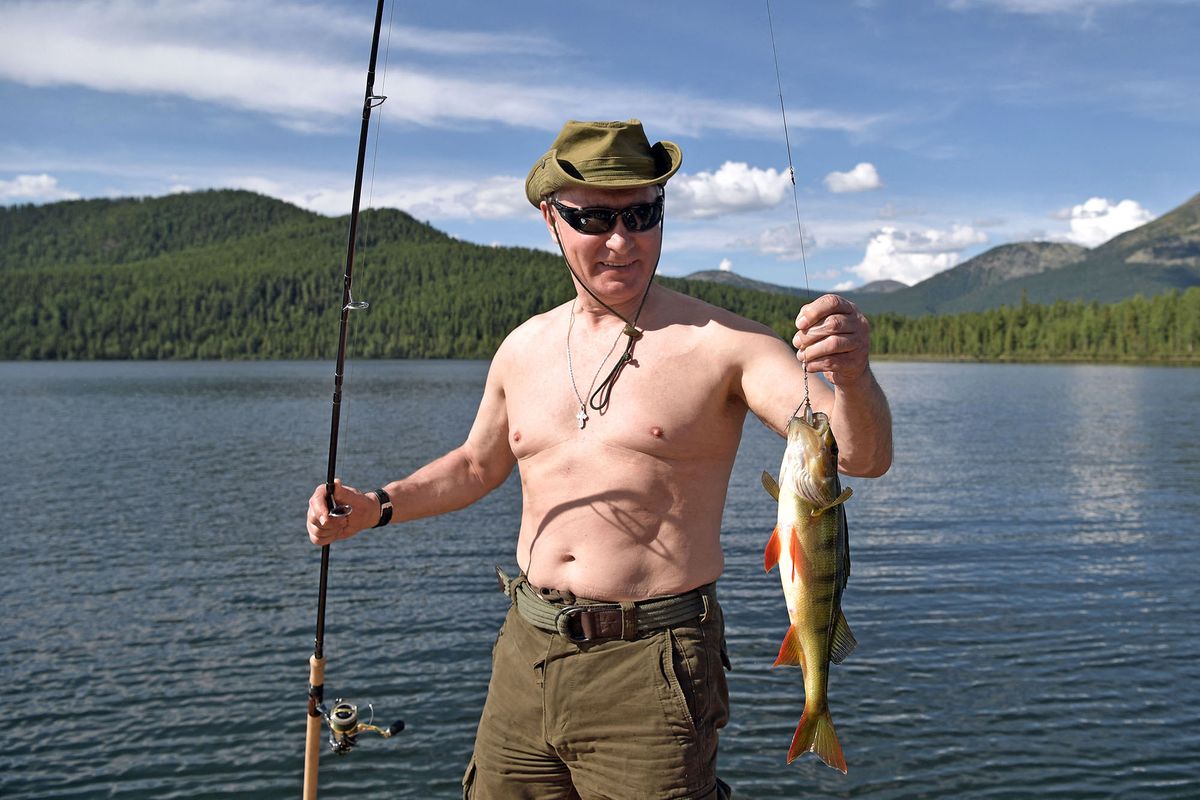 TOPSHOT - Russian President Vladimir Putin fishes in the remote Tuva region in southern Siberia. The picture taken between August 1 and 3, 2017. (Photo by Alexey NIKOLSKY / SPUTNIK / AFP)