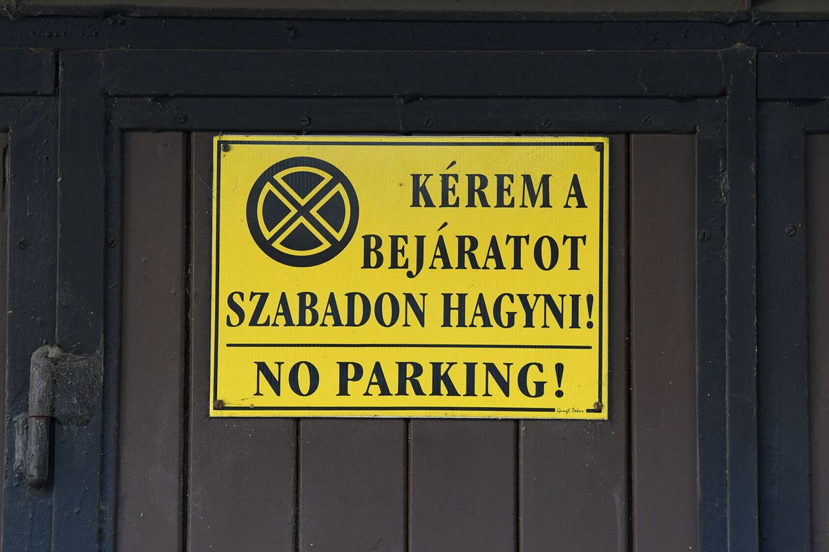 20210218 Szeged tilos a garázsbeállókban, autóbeállókban parkolni és így akadályozni a be- és kiállástKépen: Kérem a bejáratot szabadon hagyni! táblafotó: Kuklis István Délmagyarország DM KI