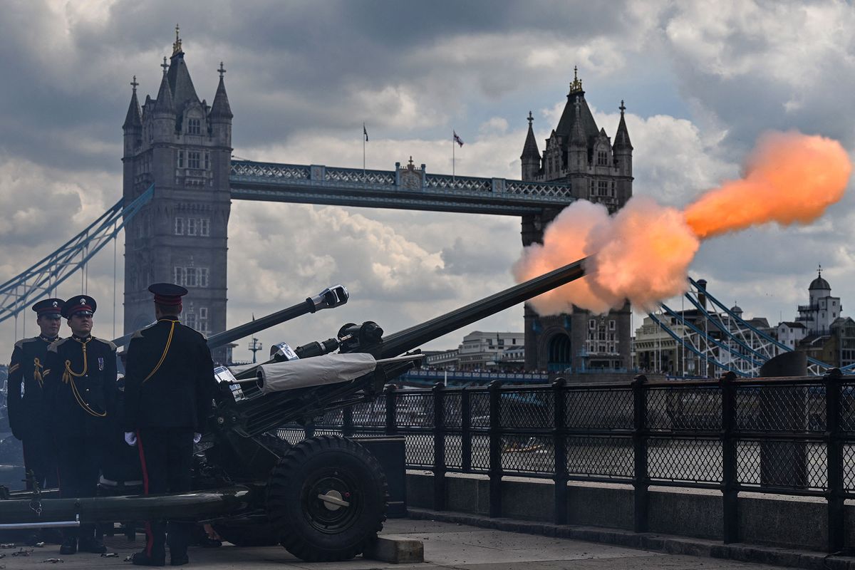 The 124 Gun Salute at Tower of London takes place as part of the Queen's Birthday Parade, the Trooping the Colour, for the Queen Elizabeth II's platinum jubilee celebrations, in London on June 2, 2022. - Huge crowds converged on central London in bright sunshine on Thursday for the start of four days of public events to mark Queen Elizabeth II's historic Platinum Jubilee, in what could be the last major public event of her long reign. (Photo by Glyn KIRK / AFP)