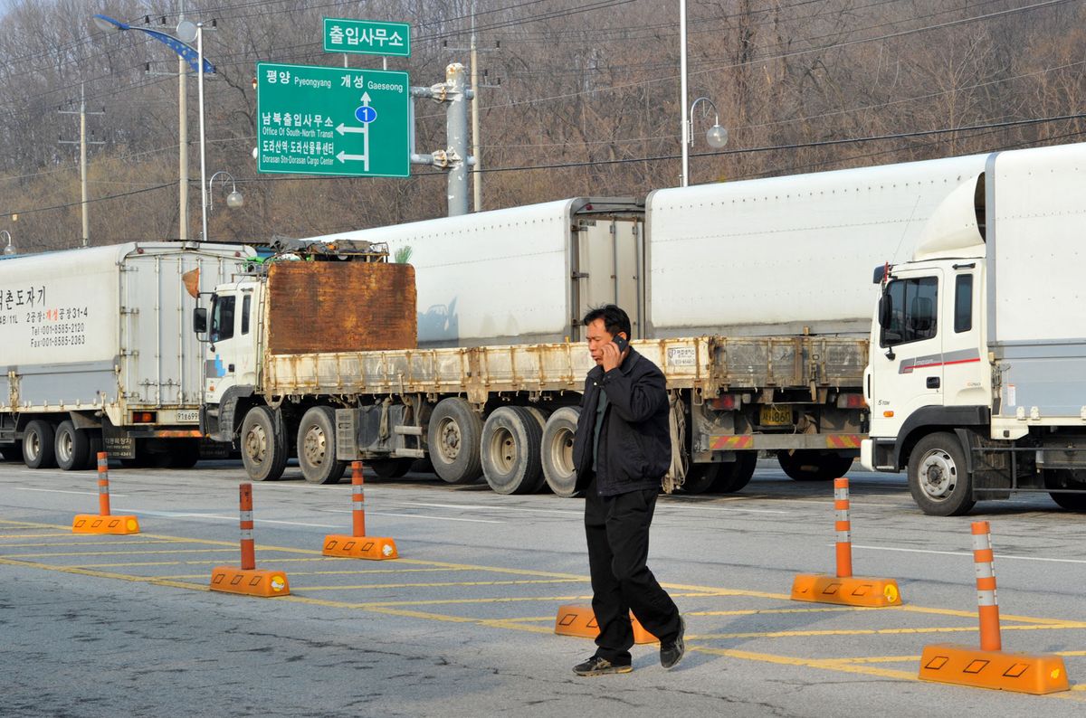 A South Korean truck driver uses a mobile phone at a military check point near the border with North Korea in Paju on April 4, 2013. North Korea blocked access to its joint industrial zone with South Korea for a second consecutive day on April 4, an AFP journalist near the border between the two countries said. AFP PHOTO / KIM JAE-HWAN (Photo by KIM JAE-HWAN / AFP)