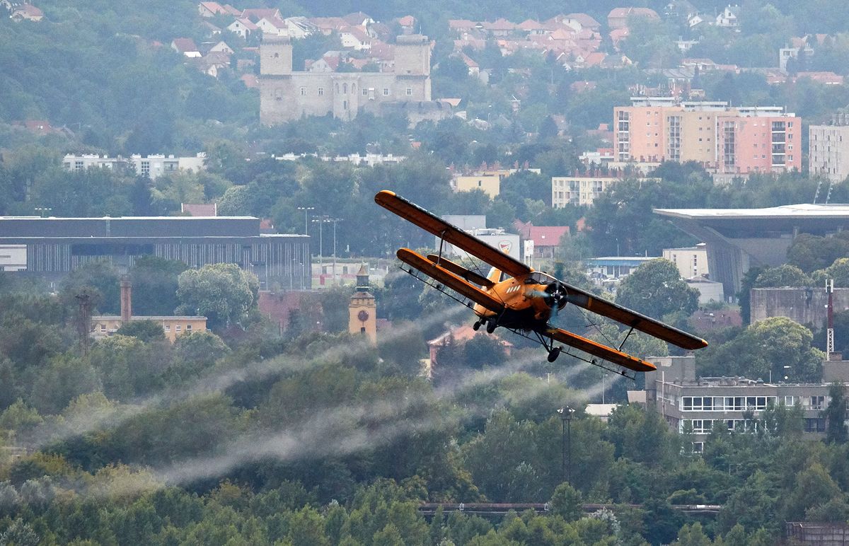 2020.08.04. Miskolc fotó: Vajda János VJ Észak-Magyarország Antonov tipusú repülőgép légi szúnyoggyérítést végez Miskolc fölött.
