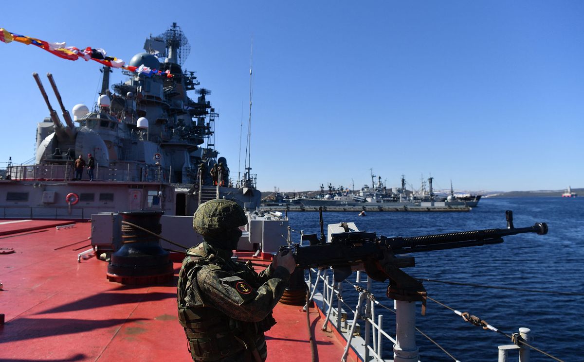 8206784 01.06.2022 A Russian Navy serviceman handles a machine gun on the deck of the Russian nuclear missile cruiser Pyotr Veliky (Peter the Great) in the port of Severomorsk, Murmansk region, Russia. Evgeny Biyatov / Sputnik (Photo by Evgeny Biyatov / Sputnik / Sputnik via AFP)