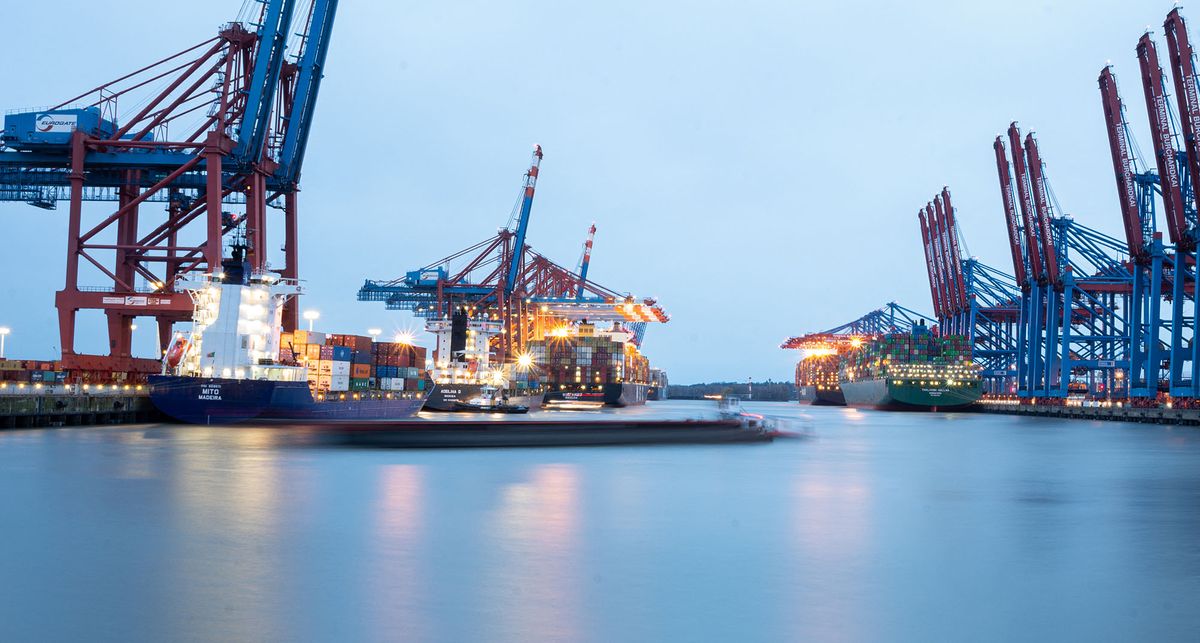 01 April 2022, Hamburg: Container ships are moored at the Eurogate (l) and Burchardkai (r) container terminals in the Port of Hamburg. Photo: Daniel Reinhardt/dpa (Photo by DANIEL REINHARDT / DPA / dpa Picture-Alliance via AFP)