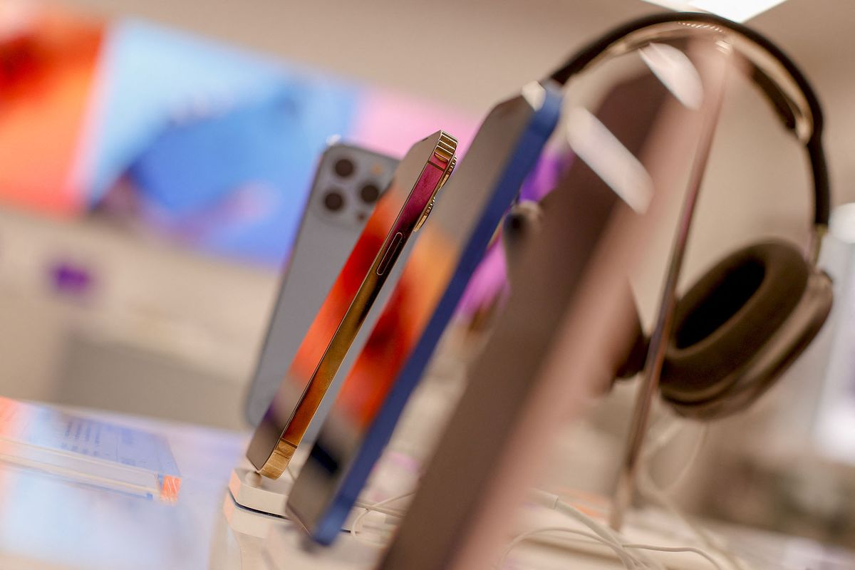 MOSCOW, RUSSIA - MARCH 05: ‚ÄãLatest iPhone models are seen at re:Store in Moscow, Russia on March 05, 2022. Apple announced it has stopped selling all of its products in Russia. Sefa Karacan / Anadolu Agency (Photo by SEFA KARACAN / ANADOLU AGENCY / Anadolu Agency via AFP)