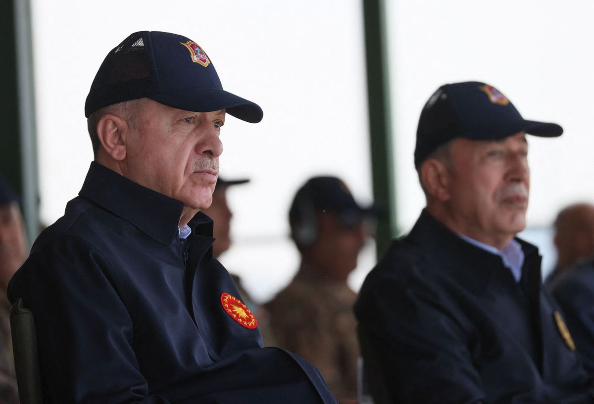 IZMIR, TURKIYE - JUNE 09: Turkish President Recep Tayyip Erdogan (L) and Turkish National Defense Minister Hulusi Akar (R) attend the "EFES-2022 Exercise" at the Doganbey region in Izmir, Turkiye on June 09, 2022. Defense ministers of different countries, chiefs of general staff and Turkish Armed Forces officials also attended the exercise. Mahmut Serdar Alakus / Anadolu Agency (Photo by Mahmut Serdar Alakus / ANADOLU AGENCY / Anadolu Agency via AFP)
