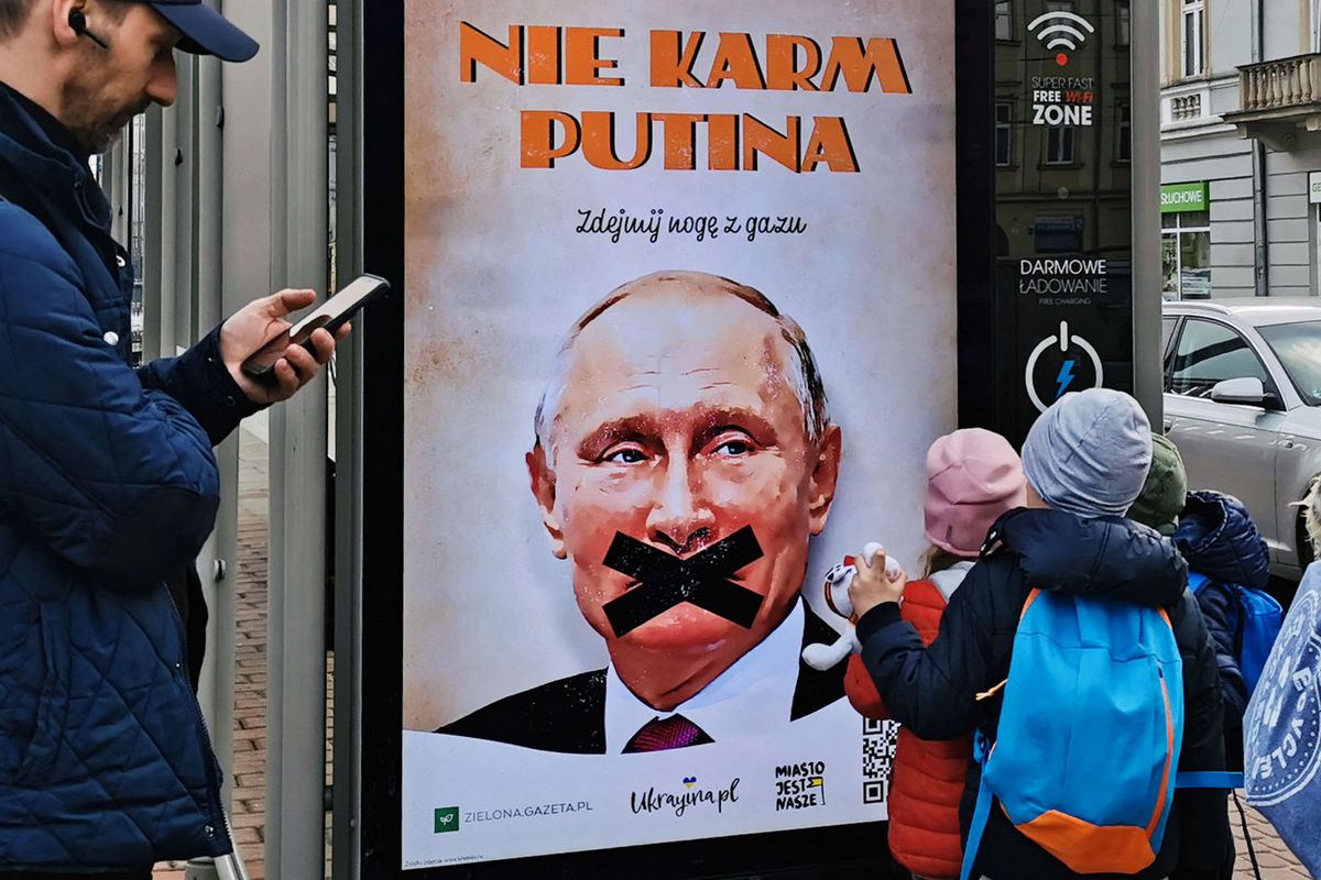 A poster reading 'Don't Feed Putin. Take your foot off the gas' is displayed in a tram stop in Krakow, Poland on April 27, 2022. The campaign 'Don't Feed Putin' was organized by Gazeta.pl and Ukrayina.pl teams as a form of support for Ukraine, giving hints on how to use ecology to reduce Russia's profits from oil trading. (Photo by Beata Zawrzel/NurPhoto) (Photo by Beata Zawrzel / NurPhoto / NurPhoto via AFP)
