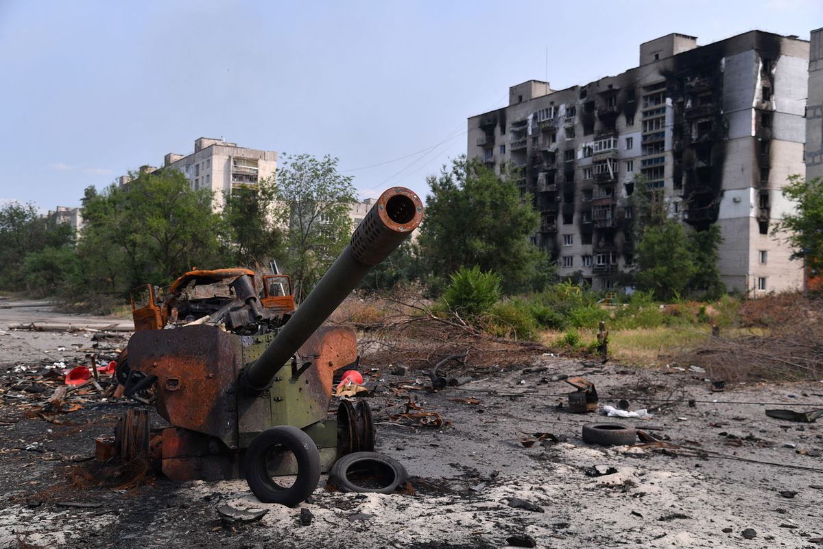 8214818 11.06.2022 An artillery gun destroyed by shelling is seen in Severodonetsk, Luhansk People's Republic. Viktor Antonyuk / Sputnik (Photo by Viktor Antonyuk / Sputnik / Sputnik via AFP)