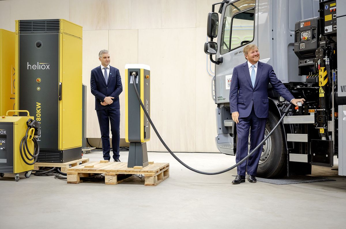 2022-06-08 10:11:57 ARNHEM - King Willem Alexander during the opening, the charging of an electric truck, of the Elaad Testlab for electric vehicles and the associated charging infrastructure. ANP ROBIN VAN LONKHUIJSEN netherlands out - belgium out (Photo by ROBIN VAN LONKHUIJSEN / ANP MAG / ANP via AFP)