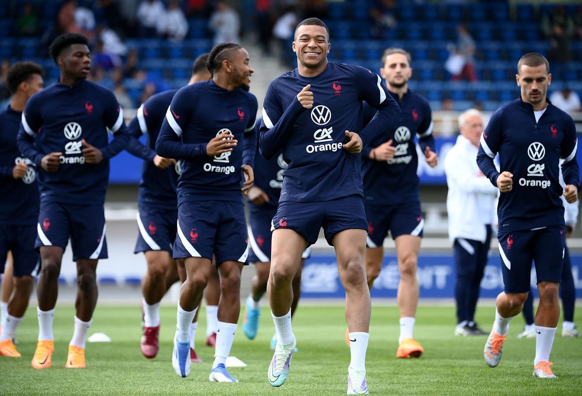 France's forward Kylian Mbappe (C) takes part in a training session in Clairefontaine-en-Yvelines on May 30, 2022 as part of the team's preparation for the upcoming UEFA Nations League. (Photo by FRANCK FIFE / AFP)