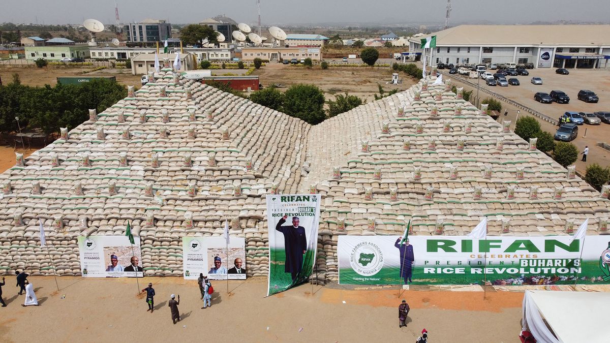 This aerial view shows bags of rice at the launch of the largest rice pyramids in Abuja, Nigeria, on January 18, 2022. - The bags of rice which were planted and harvested by Rice Farmers Association of Nigeria (RIFAN) from states in Nigeria, are one million rice paddies stacked in 15 separate pyramids which is expected to solve the food crisis in Nigeria. (Photo by Kola Sulaimon / AFP)