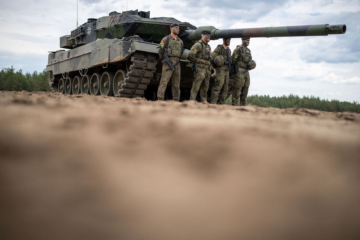 07 June 2022, Lithuania, Pabrade: A German Army Leopard 2 tank from NATO's Enhanced Forward Presence Battle Group (eFP battalion) stands during Chancellor Scholz's visit to Camp Adrian Rohn. Photo: Michael Kappeler/dpa (Photo by MICHAEL KAPPELER / DPA / dpa Picture-Alliance via AFP)
